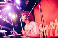 めぐぞう（Dr, Cho）（Photo by toya［@__tpwbo］）