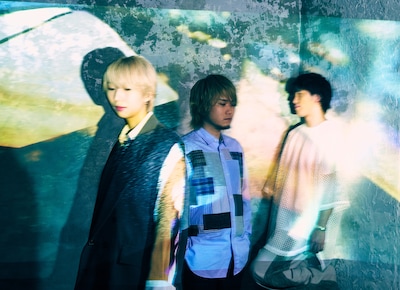 あたらよ。左端がひとみ（Vo, G）。