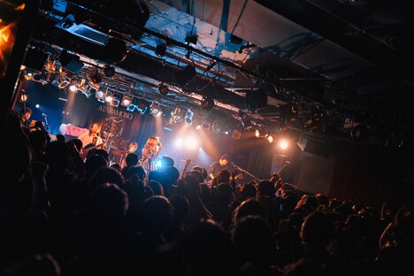 あたらよファンクラブ限定ライブ「アタラ場」の様子。