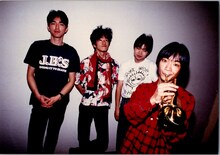 1989年のフィッシュマンズ。左から柏原譲（B）、小嶋謙介（G）、茂木欣一（Dr）、佐藤伸治（Vo, G, Cornet）。（撮影：あまつゆか）