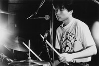 茂木欣一（Dr）。1989年11月4日、駒澤大学の学祭にて。（撮影：あまつゆか）