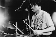 茂木欣一(Dr)。1989年11月4日、駒澤大学の学祭にて。(撮影:あまつゆか)