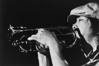 佐藤伸治（Vo, G, Cornet）。1989年11月4日、駒澤大学の学祭にて。（撮影：あまつゆか）