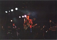 1990年8月23日、大阪・心斎橋CLUB QUATTROにて行われたライブの様子。