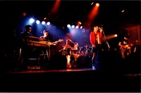 1990年8月23日、大阪・心斎橋CLUB QUATTROにて行われたライブの様子。
