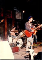 1990年11月22日、京都・磔磔にて行われたライブの様子。