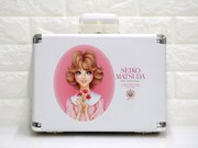 松田聖子「永遠のアイドル、永遠の青春、松田聖子。 ~45th Anniversary 究極オールタイムベスト~」45周年限定プレミアムセットのイメージ画像。