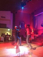 イスタンブールの踊り場でチュニジア人とダンスバトル。