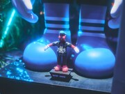 足元の玉置周啓キャラクター人形。（Photo by SEIYA FUJII［W］）