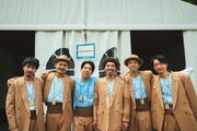 「FUJI ROCK FESTIVAL '23」出演後のnever young beachとサポートメンバー。衣装は安部がこよなく愛する映画「男はつらいよ」の車寅次郎インスパイア。