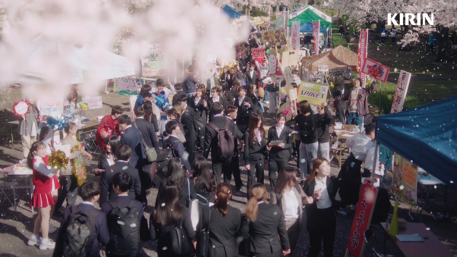 「キリン 午後の紅茶 おいしい無糖」の新テレビCM「春の午後の出会い」編より。