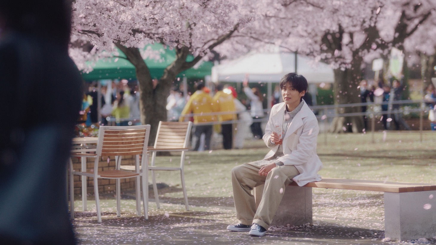 「キリン 午後の紅茶 おいしい無糖」の新テレビCM「春の午後の出会い」編より。