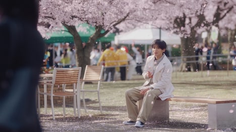 「キリン 午後の紅茶 おいしい無糖」の新テレビCM「春の午後の出会い」編より。