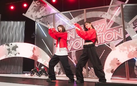 ILLITのMOKAとMINJU。ⒸTBS