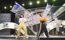 野口衣織（＝LOVE）と伊原六花。ⒸTBS