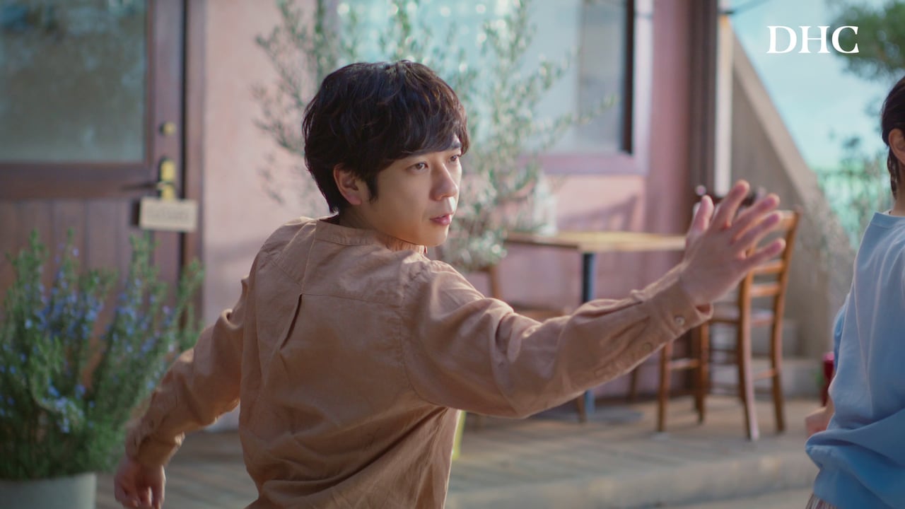 DHCの新テレビCM「どうしてふたりは（リニューブライト）」編より。