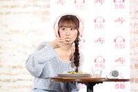 「音飯」を体験する佐々木彩夏（ももいろクローバーZ）。