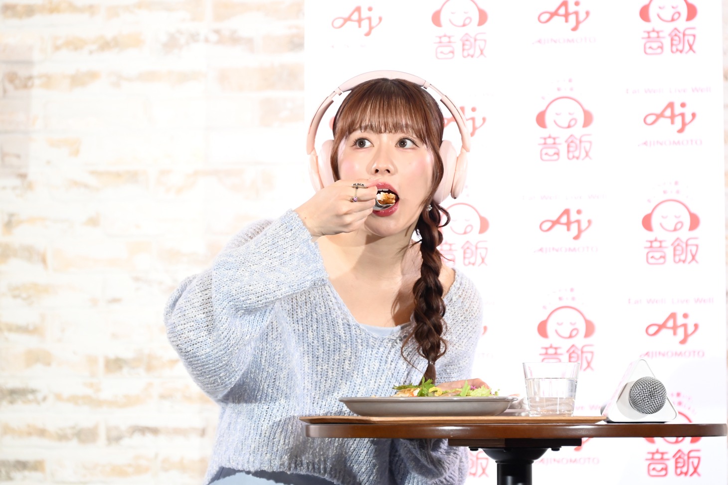 「音飯」を体験する佐々木彩夏（ももいろクローバーZ）。
