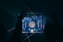「Aimer Hall Tour 2024-25 "lune blanche”」東京・東京ガーデンシアター公演の様子。（撮影：加藤アラタ）