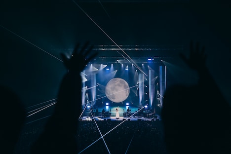 「Aimer Hall Tour 2024-25 "lune blanche”」東京・東京ガーデンシアター公演の様子。(撮影:加藤アラタ)