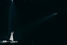 「Aimer Hall Tour 2024-25 "lune blanche”」東京・東京ガーデンシアター公演の様子。（撮影：加藤アラタ）