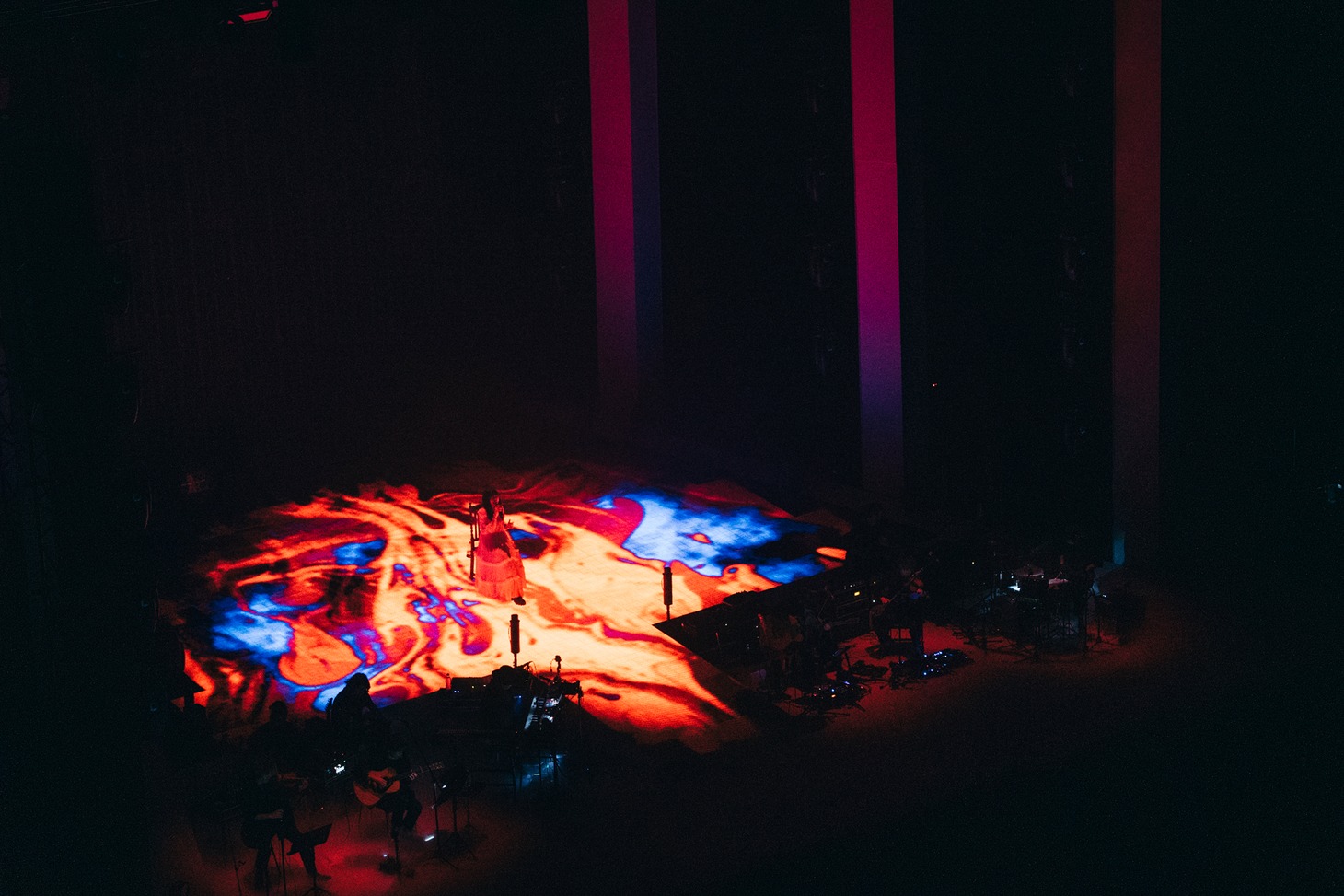 「Aimer Hall Tour 2024-25 "lune blanche”」東京・東京ガーデンシアター公演の様子。（撮影：加藤アラタ）