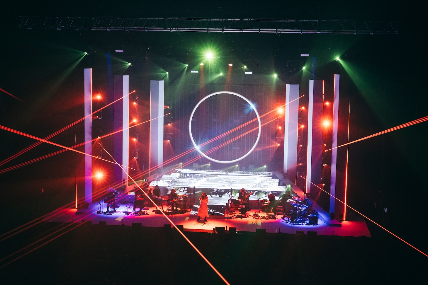 「Aimer Hall Tour 2024-25 "lune blanche”」東京・東京ガーデンシアター公演の様子。（撮影：加藤アラタ）
