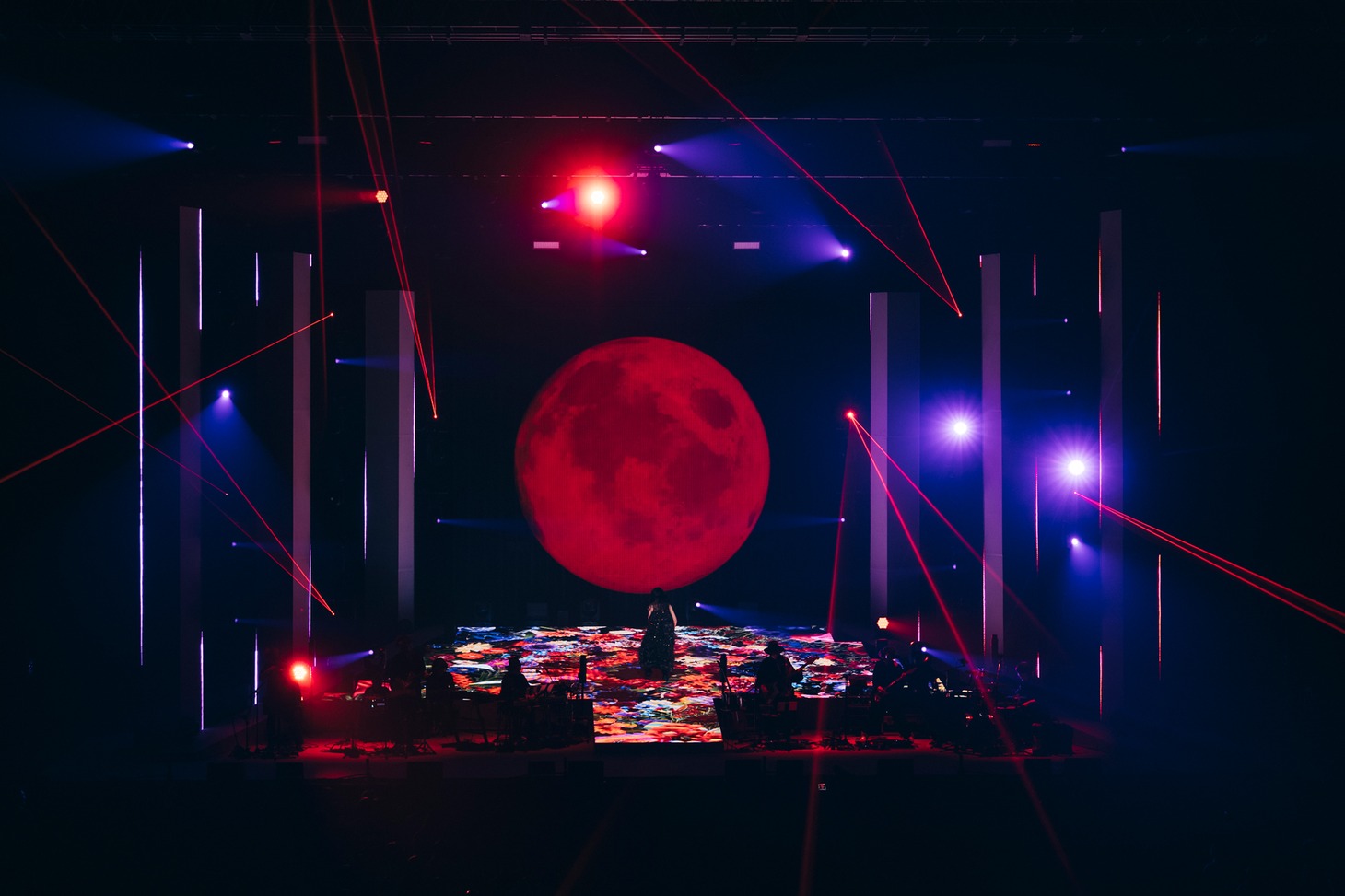 「Aimer Hall Tour 2024-25 "lune blanche”」東京・東京ガーデンシアター公演の様子。（撮影：加藤アラタ）