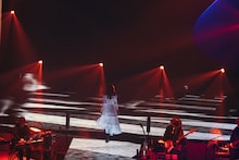 「Aimer Hall Tour 2024-25 "lune blanche”」東京・東京ガーデンシアター公演の様子。（撮影：加藤アラタ）