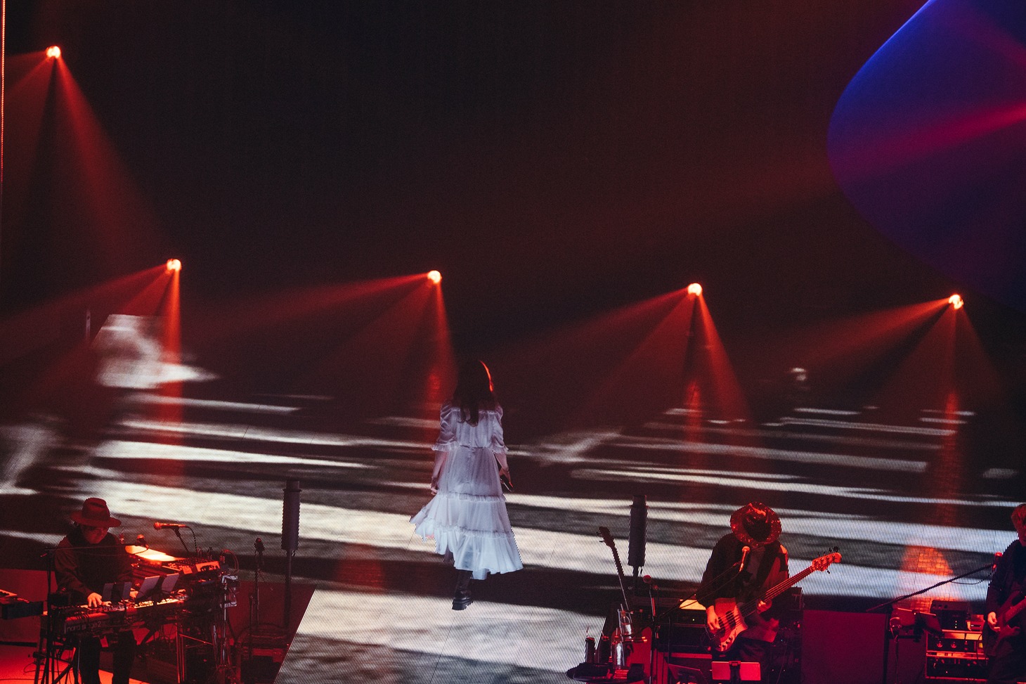 「Aimer Hall Tour 2024-25 "lune blanche”」東京・東京ガーデンシアター公演の様子。（撮影：加藤アラタ）