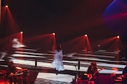 「Aimer Hall Tour 2024-25 "lune blanche”」東京・東京ガーデンシアター公演の様子。(撮影:加藤アラタ)