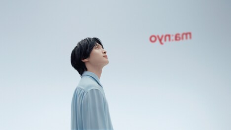 Web CM「もっと澄み渡る肌へ 篇」より。