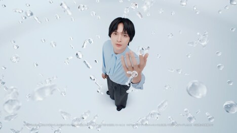 Web CM「もっと澄み渡る肌へ 篇」より。