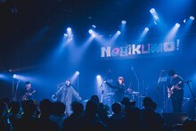 Nagakumoの演奏をバックに「悠久の星」を歌うNegicco Nao☆。（Photo by serica）