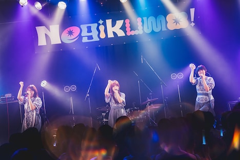 「Negikumo！」ロゴの横断幕が飾られたステージ。（Photo by serica）