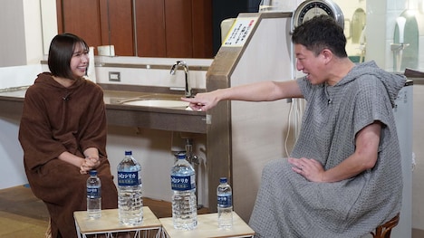 左から玉井詩織（ももいろクローバーZ）、高橋茂雄（サバンナ）。