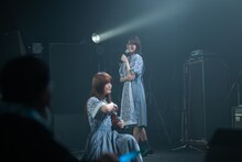 しゃべるだけしゃべってマイペースに水分補給するNao☆（手前）。