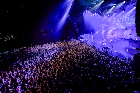 coldrainのライブ中の様子。(Photo by AZUSA TAKADA)