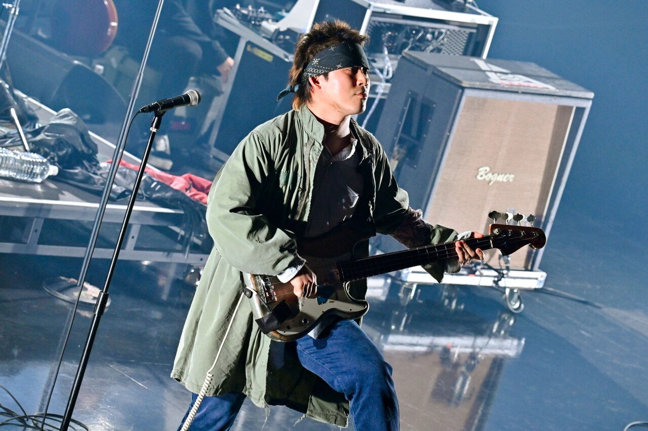 ハルカミライ ナイロンジャケット 須藤俊 須藤俊（B, Cho / ハルカミライ）（Photo by AZUSA TAKADA