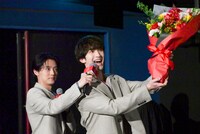 福本莉子のために花束を持ってきた櫻井海音（左）、ジェシー（右）。