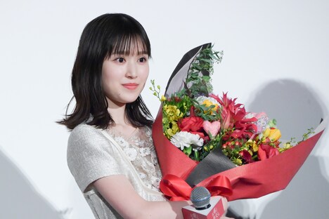 ジェシーと櫻井海音が作った花束を抱く福本莉子。