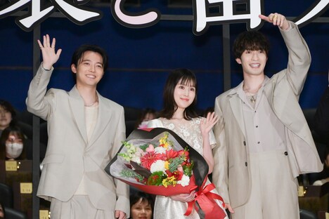 ムービーカメラに手を振る櫻井海音（左）、福本莉子（中央）、「おいで」と呼び寄せるジェシー（右）。