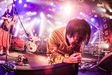 叫ぶ下川リヲ（Vo, G）。（撮影：森好弘）