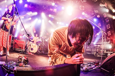 叫ぶ下川リヲ(Vo, G)。(撮影:森好弘)