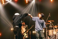 グータッチを交わすWurtS（左）とYAMATO。（撮影：渡邉一生）