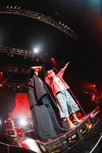 左からGOMESS、の子。（撮影：真島洸 / Cuon）