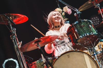 人気画像1位は「神聖かまってちゃんツアーファイナルは壮大なスケール感、サプライズゲストも登場し喝采は鳴り止まない」より、みさこ（Dr）。（撮影：真島洸 / Cuon）