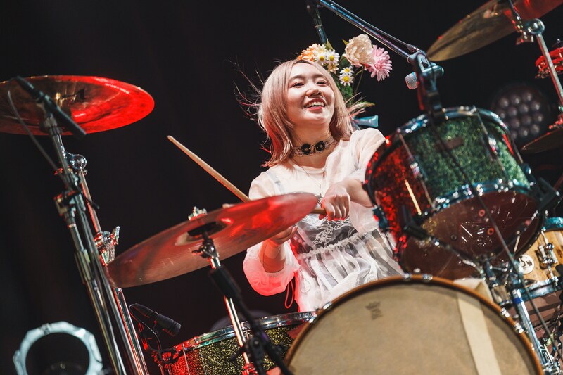 人気画像1位は「神聖かまってちゃんツアーファイナルは壮大なスケール感、サプライズゲストも登場し喝采は鳴り止まない」より、みさこ（Dr）。（撮影：真島洸 / Cuon）