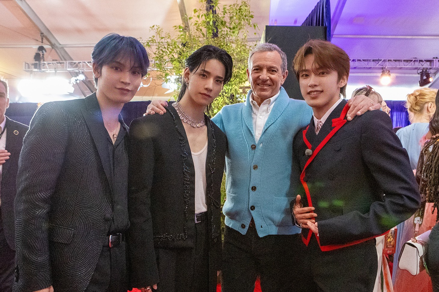 ウォルト・ディズニー・カンパニーのCEOボブ・アイガーとJO1の與那城奨、佐藤景瑚、河野純喜。©2025 Disney Enterprises, Inc. All Rights Reserved.