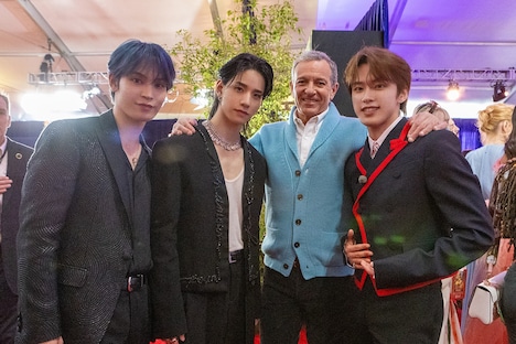 ウォルト・ディズニー・カンパニーのCEOボブ・アイガーとJO1の與那城奨、佐藤景瑚、河野純喜。©2025 Disney Enterprises, Inc. All Rights Reserved.